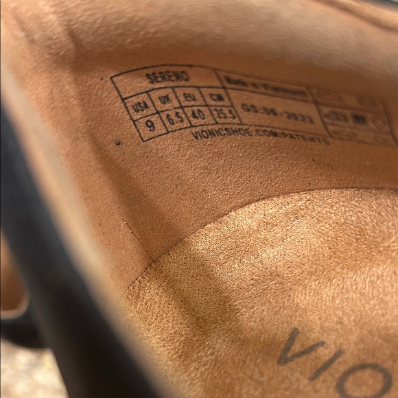 Vionic Sereno (Mismatch size sz 8.5 & 9) - Picture 5 of 7